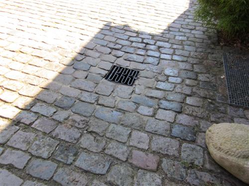 Rist i brostensbel&aelig;gning